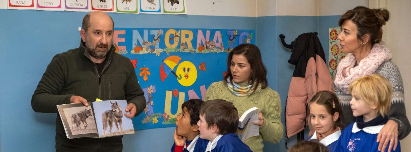 Filmwelt Verleihagentur: Willkommen in den Bergen - Michele (Antonio Albanese) und Agnese (Virginia Raffaele/rechts) beim Unterricht.