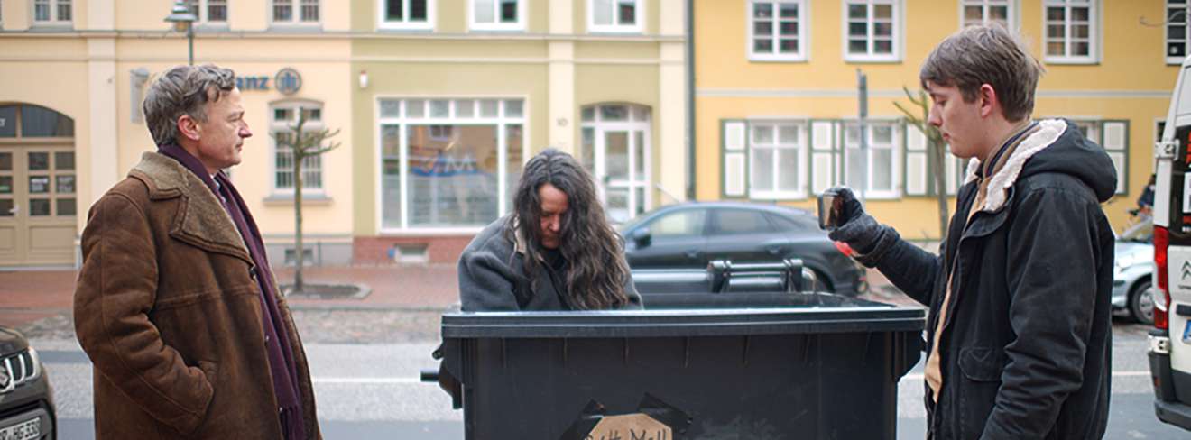 Filmwelt Verleihagentur: Muxmäuschenstill x - Mux (Jan Henrik Stahlberg) in der Schule im Kampf gegen den Neoliberalismus