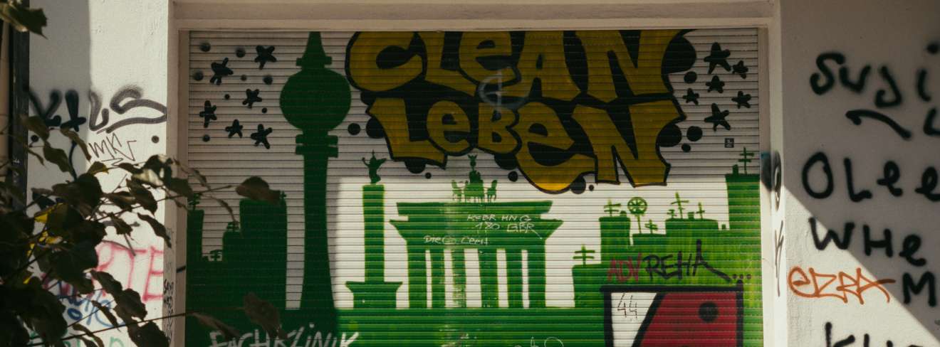 Filmwelt Verleihagentur: Tun & Lassen - Die Fassade der Fachklinik F42 in Berlin - Neuk&ouml;lln