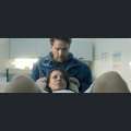 Filmwelt Verleihagentur: Beule - Olli (Janek Rieke) und Anja (Julia Hartmann) erwarten im Krankenhaus die Geburt ihres Kindes