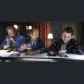 Filmwelt Verleihagentur: Stromberg - Wieder alles wie immer - Absacker nach dem Wiedersehen - Bernd Stromberg (Christoph Maria Herbst, M.) mit seinen alten Kollegen Berthold ,Ernie‘ Heisterkamp (Bjarne Mädel, r.) und Ulf Steinke (Oliver Wnuk, r.)