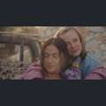 Filmwelt Verleihagentur: Ich sehe was, was ihr nicht seht - Solveigh (Saskia Rosendahl, r.) und Yalda (Soma Pysall, l.)