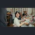 Filmwelt Verleihagentur: Tun & Lassen - Helena (Rehabilitandin) beim Kunstworkshop