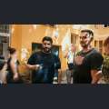 Filmwelt Verleihagentur: Tun & Lassen - Hamza (Rehabilitand) in der Raucherecke