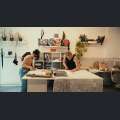 Filmwelt Verleihagentur: Tun & Lassen - Helena (Rehabilitandin) im Schneideratelier